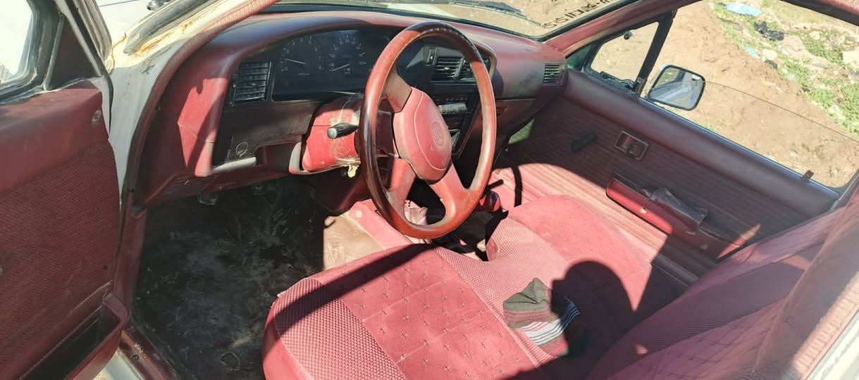 سلام عليكم سياره موديل 93 رقم نينوى الماني شرطه تحويل كابو بنزين موجود ماكينه كير اكسن شاصي كله نظيف مكان السياره بالموصل تواصل على الارقام.  ***********.   ***********
