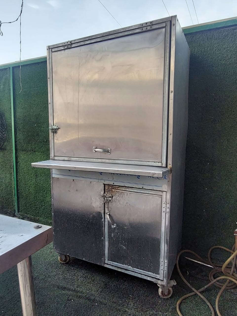 غراض مطعم للبيع بسعر مناسب
غازيه كبيره وحده 

ومال الكص عيونها جدد ممستعملات ابد شديتهن جدد 
تعال خاص وتدلل عيوني الك  ***********
