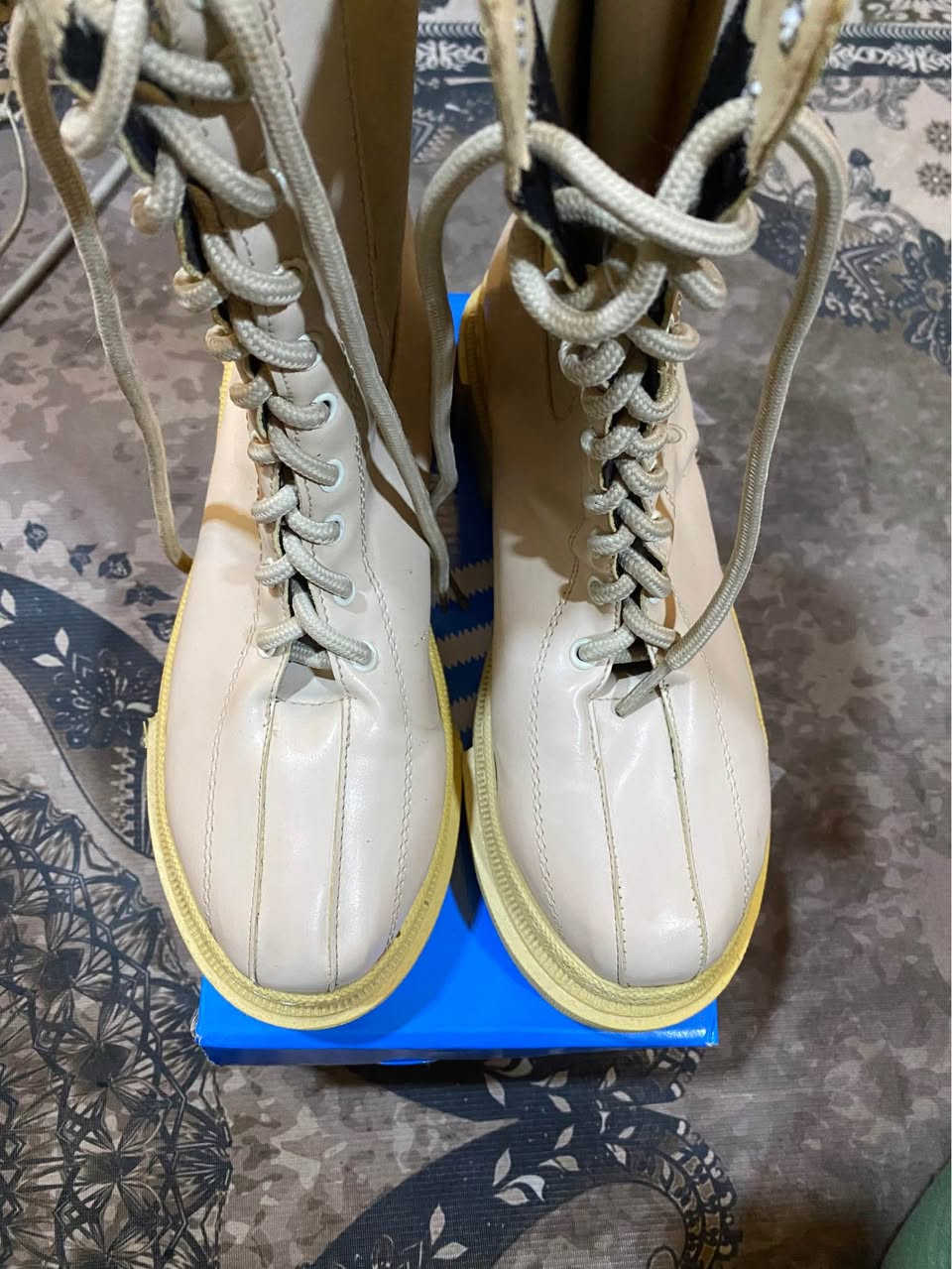 السلام عليكم 
بوت نسائي باله 
قياس 37 
سعر 10 الاف 
مكاني بغداد بلديات 
رقمي ***********
يوجد توصيل بغداد, العراق
