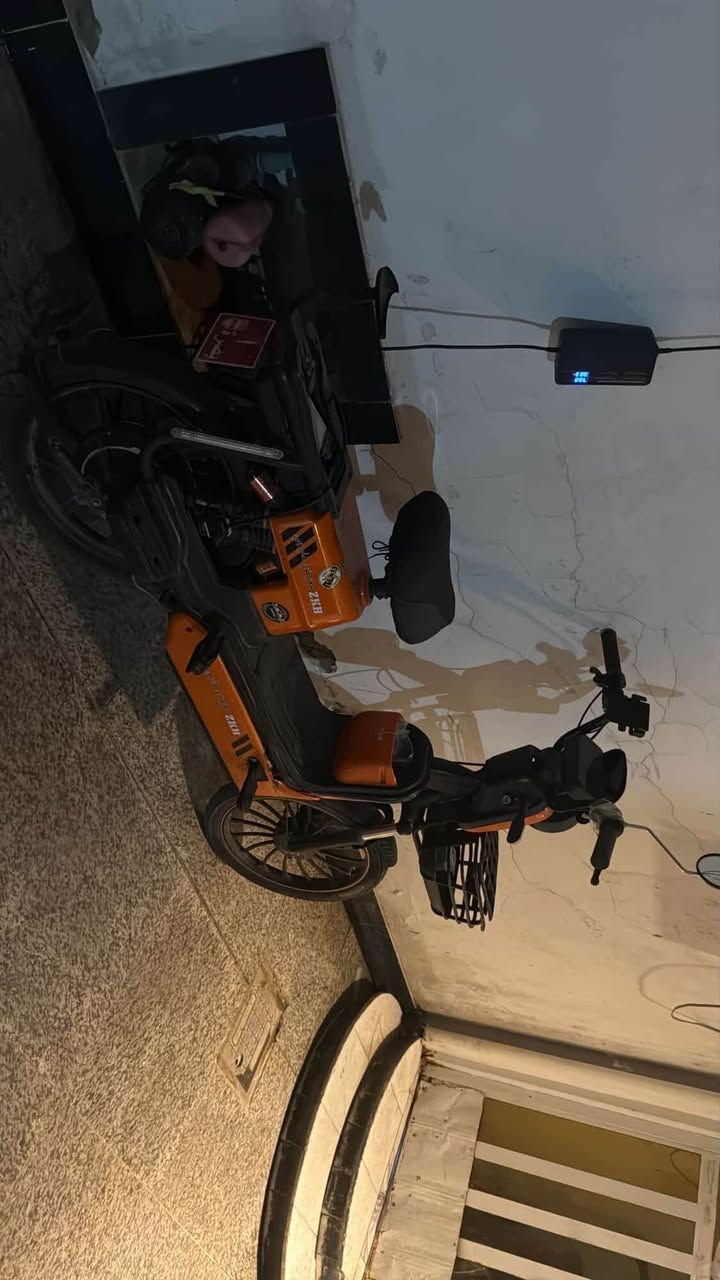 دراجه شحن نضيفةً وحلووه بطاريتها نص عمر بس زينه شاحنتها موجودة رايدها ب300 وبيها مجال هم للشراي 

مكاني البصره 
*********** البصرة, العراق
