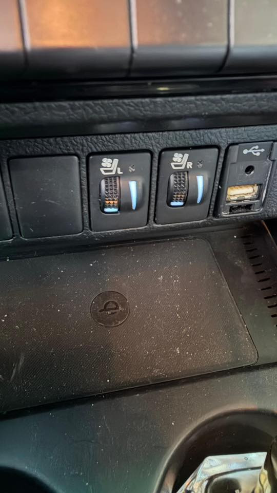 السلام عليكم  تويوتا هايلوكس كفاله عامه ماعده رصعتين 
المواصفات 
بصمه ابواب حساس امامي خلفي  شاحن لاسلكي كشنات  تبريد قطعتين تبريد مري شفط اربع جام اوتو 
اشارة ترحيب بنيد جكات شاشه كامرة خلفية  
وباقي المواصفات المعروفه 
رقم اربيل تحويل مباشر او وكالة
⭕ موديل ➖2023 
⭕المكينه ➖ 6 سلندر 
عداد المسافه _ 55 الف جديده
المواصفات ➖ 
للاستفسار *********** 📱
السعر المطلوب 
360$وبيهه مجال بسيط
