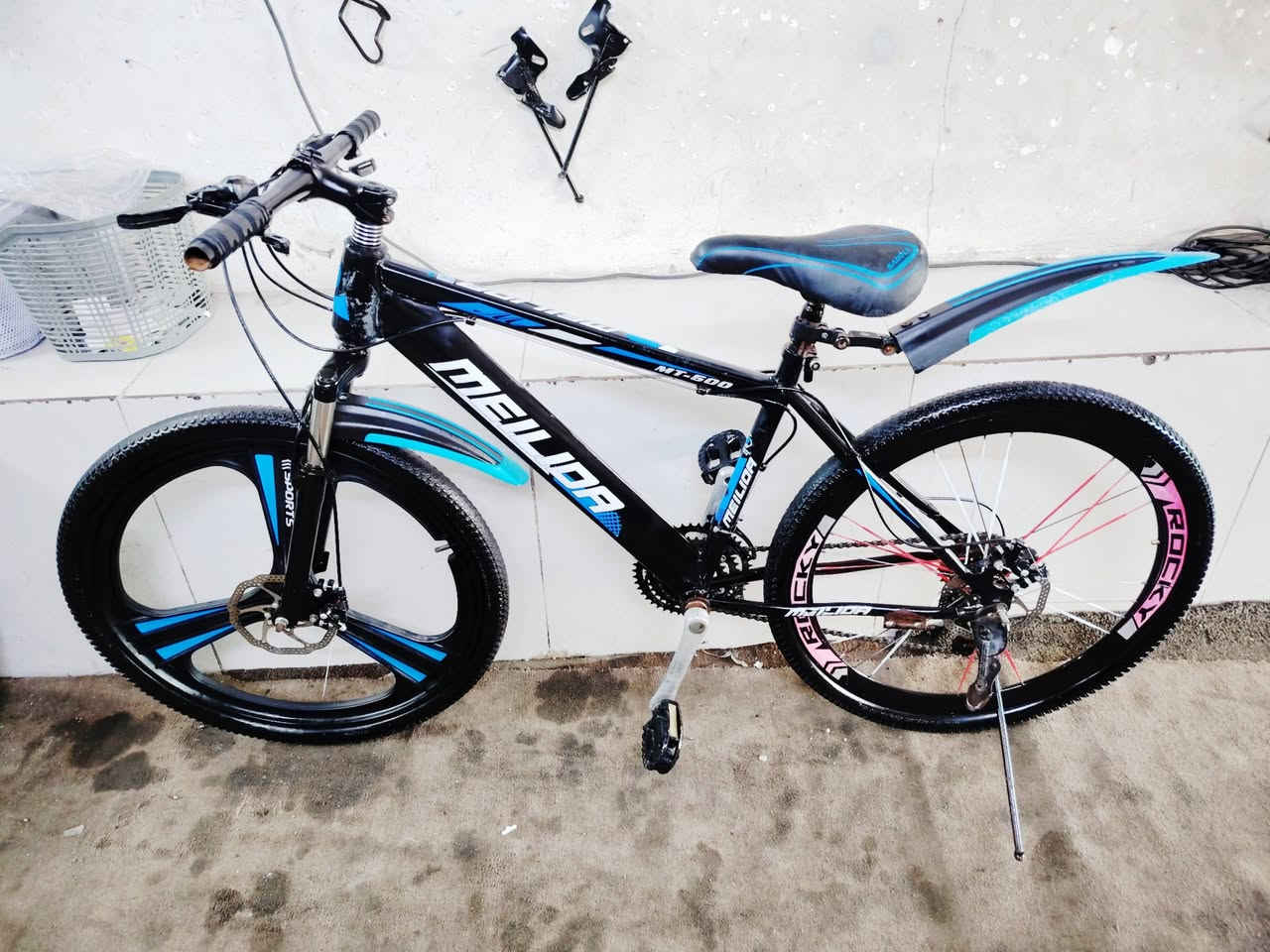 باسكيل كيمو حجم 26. شرط نظافه بدون اي عيب شلونه بل صوره هيج كير بريكات كله شغال بلادي سعره 45 نهايته شراي خابر وتدلل *********** ملاحظة اروس شعندك باسكيل عاطل لو حته صغير تحياتي للجميع
