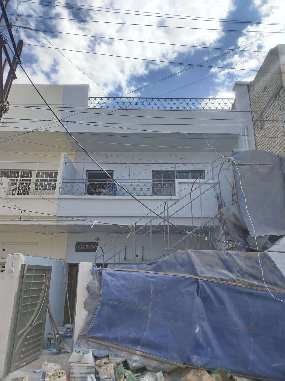 السلام عليكم دار للايجار العطيفية الثانية قرب سوق اسود المساحة ٩٠ متر يتكون من طرمة وصالة وغرف نوم عدد ٣ ومطبخ وحمامات عدد ٢
للتواصل ***********
