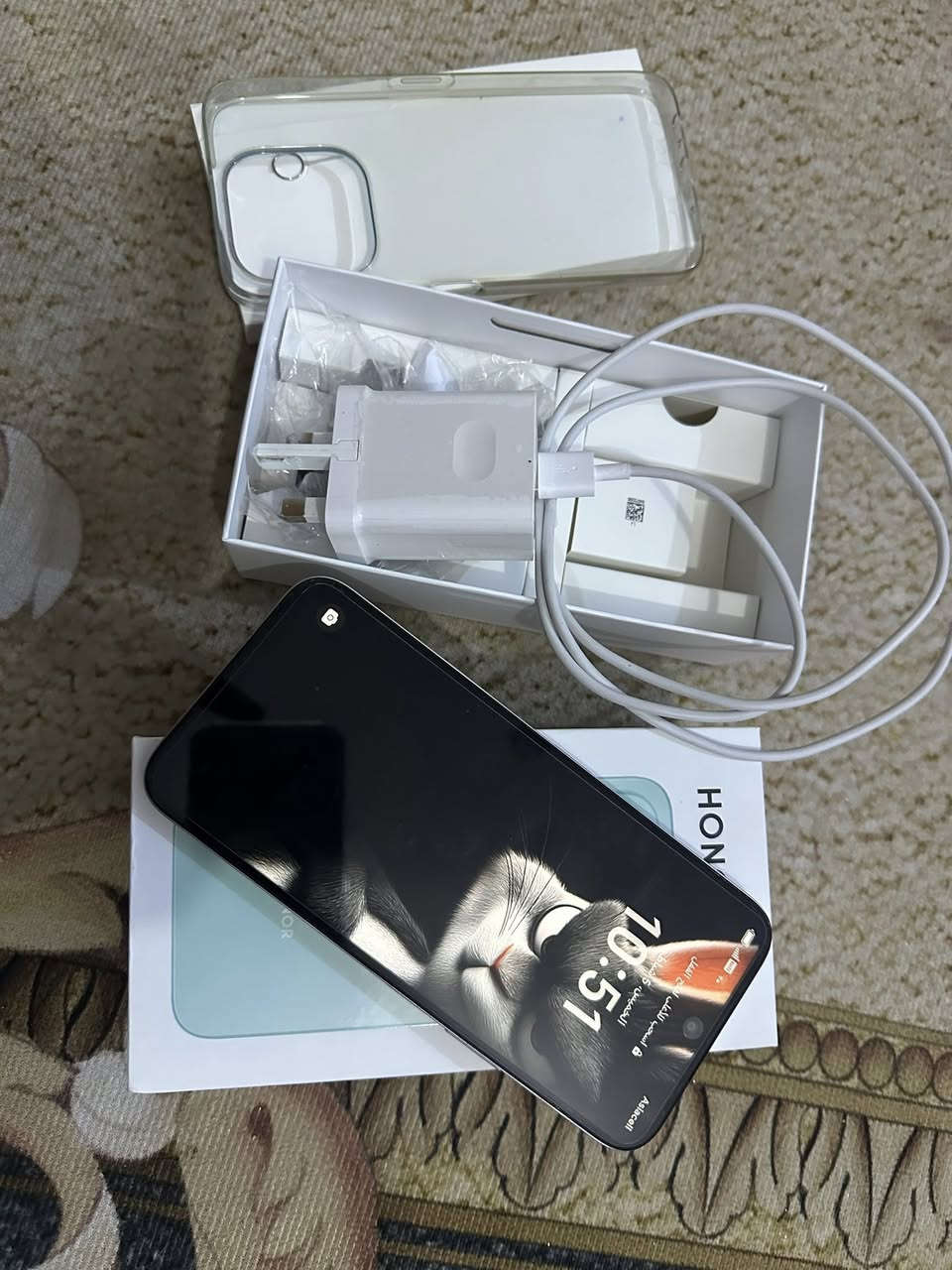 السلام عليكم … هونر للبيع استخدام شهر واحد الذاكرة 128 كارتونه وشاحنه ملحقاته نضافه 100‎%‎ للبيع بسعر 130 الف 
مكاني البياع او الجادرية لتواصل وتساب ***********
