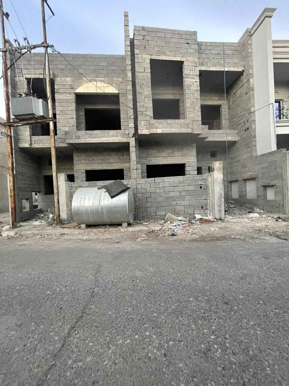 🏡 فرصة مميزة – 4 دور للبيع في موقع ممتاز

📍 الموقع: طريق بغداد – خلف الجبهة التركمانية

كل بيت مساحته 100م واجهة 6.75

▪️ 4 دور متوفرة للبيع▪️ 2 دور مكتملة البناء وجاهزة للسكن▪️ 2 دور قيد الإنشاء (هيكل)▪️ 2 دور ركن▪️ 2 دور بجانب الركن▪️ موقع مميز وحيوي مناسب للسكن والاستثمار.

📞 للاستفسار احمد عامر : ***********

📍 زورونا في مكتب عامر للعقاركركوك – حي عدن – قرب جامع تحسين صوراني – مقابل مول المتوكل.
