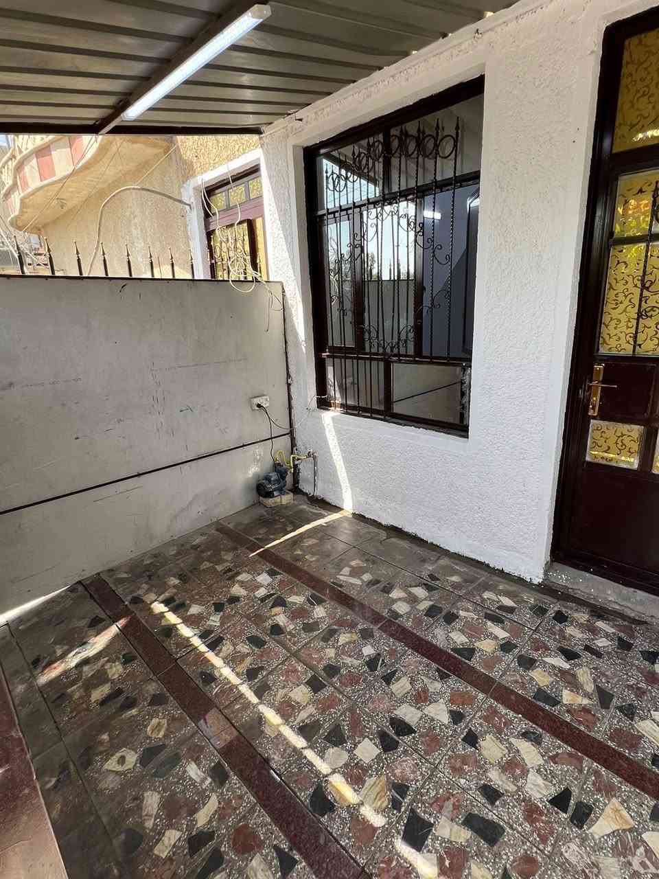 مشتمل للبيع مساحه 65م نظام وحدات سكنيه يحتوي على ثلاثه وحدات سكنيه مع درج خارجي منفصل يصلح للسكن او الاستثمار.

📍العنوان: حي البنوك (التربيه).

(مقابل المشتمل لايوجد دور سكنيه بل يوجد متنزه)

للأستفسار اكثر مراجعة مكتب (القمه) للوساطة العقارية الواقع في شارع الكنيسة او الاتصال على الرقم التالي:

*********** متوفر واتس اب
