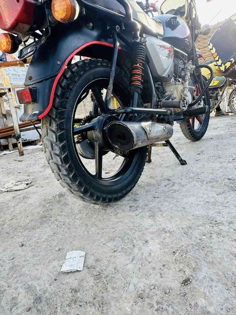 دراجة بوكسر للبيع موديل 2023 الدراجة طالعة من التجفيت جديد جفتتها يم مجمع الأخوين مكان الدراجة بغداد شهداء السيدية السعر 750 وبيها مجال يرادلها ترتيبات بسيطة رقم الموبايل ***********
