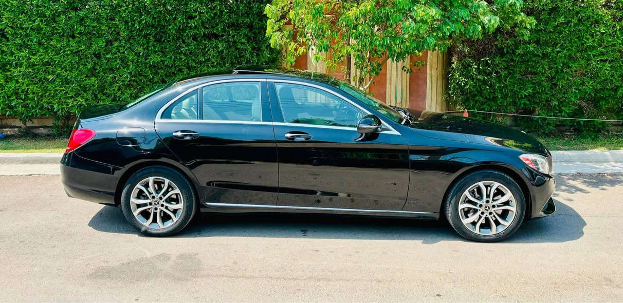 السلام عليكم 
مرسيدس c300 موديل 2018
ماشيه 61 الف
 (رقم أربيل سنويه باسمي )
وارد امريكي بيه صبغ ربع بند او جاملغ امبدل لون بدون دواخل ايرباك برده وستيرن راجع سستم 
مواصفاته:- بنوراما ،داخل ابيض ،5بصمات ،
لايت زينون ،لد امامي خلفي،كامره خلفيه دواره ،ويل حجم 18 ،نضام ترحيب ،مودات قياده ،مقاعد كهرباء وخزن ،ستيرن كهرباء ،
مكان السياره المنصور 
السعر (20.000$)يعني 200 ورقه 
*********** بغداد, العراق
