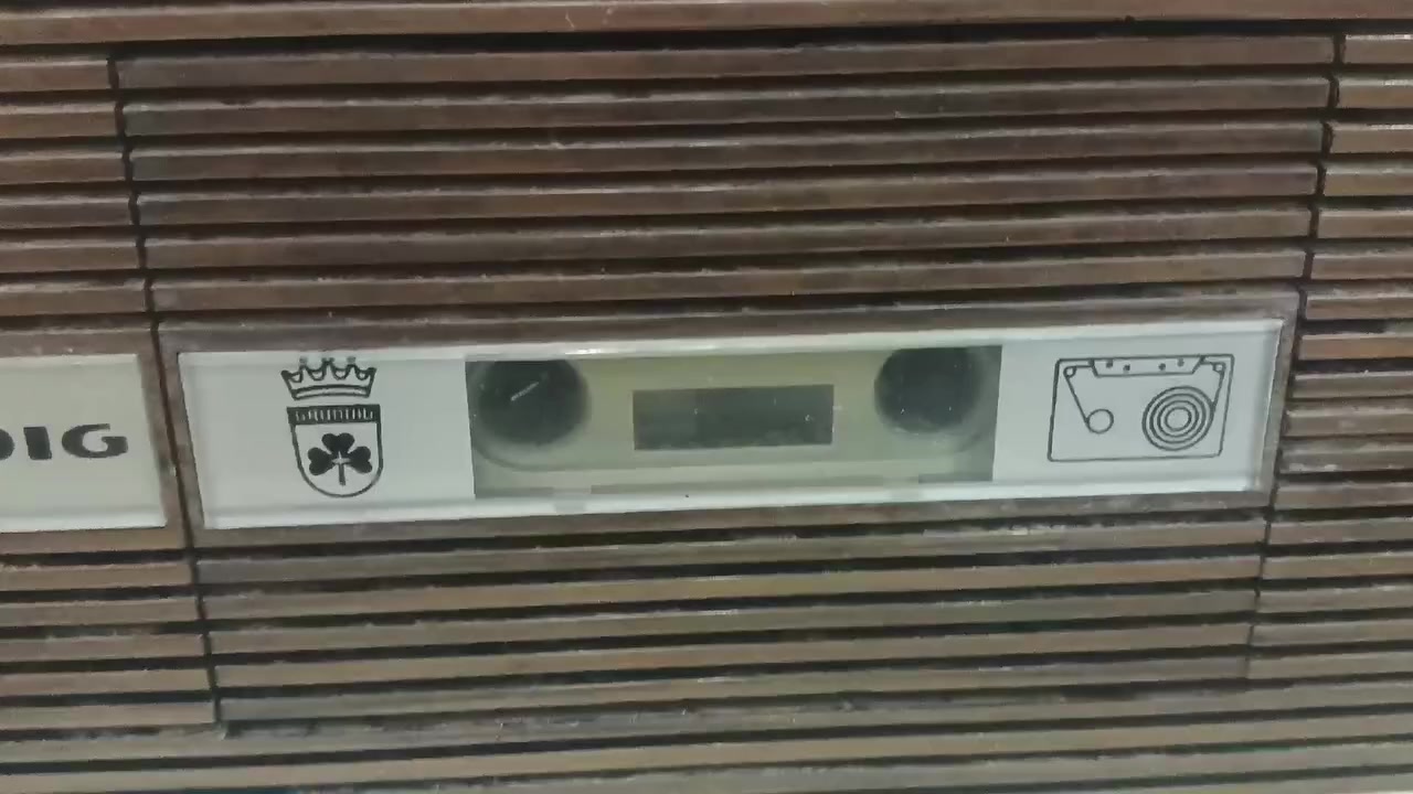 تحفة ألمانية نادرة من الزمن الجميل.. Grundig C 250 FM 📻✨ السعر 135الف 
​لكل عشاق الأنتيك والأجهزة النادرة، اليوم نعرض لكم قطعة مميزة جداً من كلاسيكيات السبعينات، الراديو والمسجل الألماني Grundig C 250 FM Automatic. 🇩🇪
​أبرز ما يميز هذه القطعة (ولماذا تعتبر نادرة؟):
​نظام التحكم (الجنل الموحد): على عكس المسجلات التقليدية التي تأتي بصف من الأزرار أو "الدكم" الضاغطة (Piano Keys)، هذا الجهاز يعتمد على نظام مفتاح التحكم الموحد (Lever/Joystick Control). من خلال هذا المفتاح الدوار أو الرافعة، يمكنك التحكم بجميع وظائف الكاسيت (تشغيل، تقديم، إرجاع، وإيقاف) بسلاسة تامة. هذا النظام ميكانيكي معقد وقليل الانتشار، مما يجعل الجهاز تحفة هندسية نادرة في وقتنا الحالي!
​نظام التشغيل والموجة: هذا الإصدار المخصص يعمل مباشرة على كهرباء البيت المستمرة 220V، ويأتي مخصصاً لصافي موجة الـ FM لتقديم أعلى نقاء واستقرار للصوت بدون تشويش الموجات الأخرى.
​التصميم الفاخر: يجمع الهيكل بين اللمسات الخشبية الكلاسيكية (Woodgrain) مع الواجهة المعدنية المصقولة، مما يعطيه مظهر الـ "Mid-Century Modern" الأنيق.
​هندسة ألمانية: جودة الصوت والنقاء الذي تقدمه أجهزة جرونديج في تلك الحقبة لا يزال ينافس حتى اليوم.
​قطعة تجمع بين الفخامة، الندرة، والتصميم الميكانيكي الفريد اللي ما يتكرر. تنفع تكون إضافة ملكية لأي مكتب أو ركن أنتيك. 📜🔥
​#جرونديج #راديو_قديم #أنتيك #كاسيت #زمن_الطيبين #أنتيكات #Grundig #VintageRadio


**إذا كنت صاحب هذا الإعلان وتريد حذفه لأي سبب، رجاءا أرسل رسالة إلى الدعم الفني**