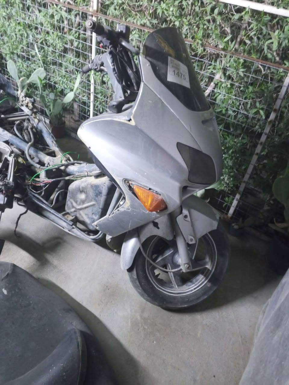 سلام عليكم 
للبيع فورزه 06
الدارجه طفت فجه وتركتها 
ابيع كوم حديد 
باتري وكتف شحن وملف جدد شاداهن 
كفراتها موجده
قيم بل يرضي بي الله 
***********
