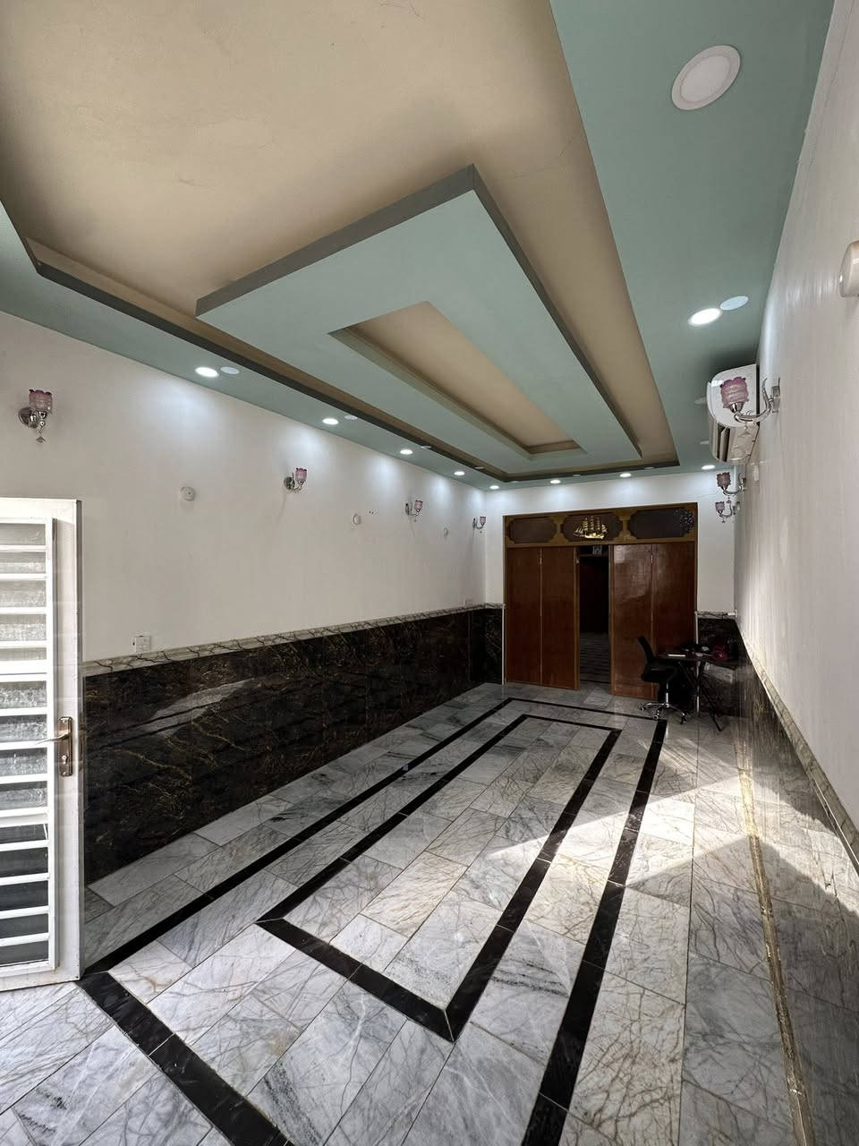 ﷽
دار للبيع مساحة 130 م
تفاصيل الدارر.🤩
طابق الاول :ستقبال + صاله +مطبخ +غرفه 
مجموعه صحيات + صحيات خارجي+ منور 2
طابق الثاني : غرفه نوم +غرفه صغيره سويت +صاله صغيره
بناء الدار.🧱 
صبب كونكريت درجه اولى + ديكورات جبس + سقوف ثانويه 
موقع الدار.🏠 
حي الجمعية شارع الوائلي 
للستفسار على الرقم واتساب :  *********** ☎️
