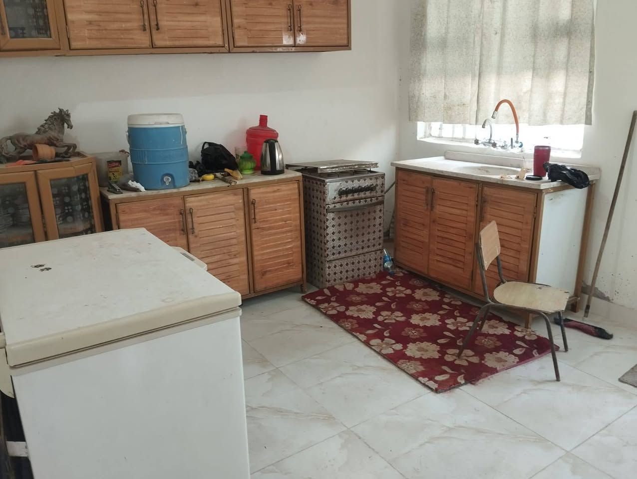 بيت للبيع  مساحت البنيان 150 متر  حي غازي ومن ظمن البيت 100 مبني للسقف السعر 28 الستفسار الاتصال برقم ***********
