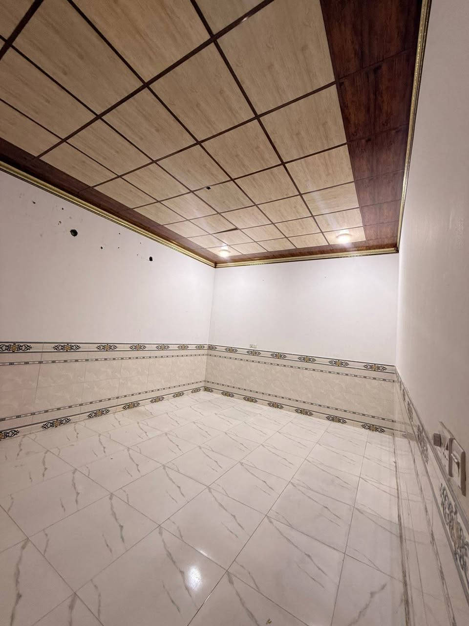 #سلام عليكم وسعد الله أوقاتكم ⁉️👋

#دار سكن للبيع طابقين 🏬 

#المساحه 200 متر بناء حديث 
فارغ و جاهز للسكن 

#يحتوي الطابق لأرضي على غرفتين نوم 
و ديوان و صالة و مناور 
و مطبخ و صحيات داخلي و خارجي 
و كراج سياره 
و حديقه 

#الطابق العلوي يحتوي على غرفتين نوم المجموع ٤ غرف 
و صاله و صحيات و صطح مال بيت 

طابو صرف زراعي بأسم عراقي سند ٢٥ اصولي 

#جميع الخدمات متوفره ثالث بيت عن شارع التبليط 
البيت على شارع 10 متر 
العنوان ببو الخصيب منطقه حي العسكري 
منطقه كلش مرتبه 
و هدوء

سعر البيت 135 و بي مجال 
للاستفسار
***********📞
