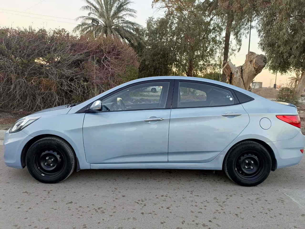 اكسنت 2014 خليجي blue
محرك 1600 بي بخار نص عمر
گير خير من الله 
صبغ بيها بالصفحتين 
بدون دواخل 
تحكم ستيرن جهتين 
حدادية ممتاز
تبريد شغال 
السعر 83 
المكان بغداد شارع فلسطين
الاتصال ***********
