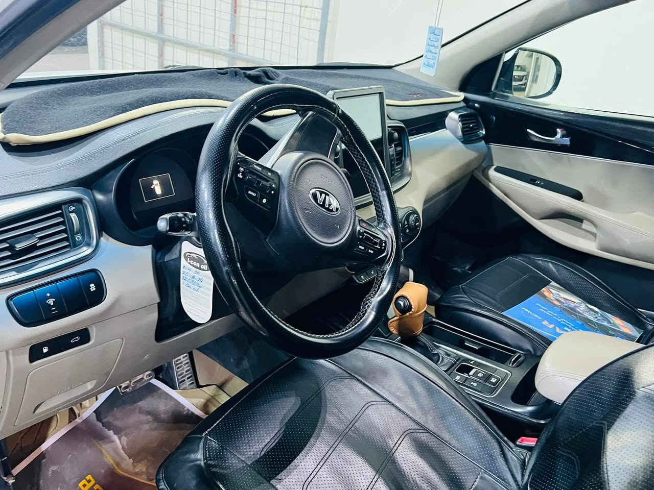 السلام عليكم 
للبيع 
كيا سورنتو2017 (كويتي) فول مواصفات
محرك : 6 سلندر
دفع رباعي (فور ويل) 
فتحة سقف بانورامية 
مقاعد جلد تبريد وتدفئة
ثلاث قطع تبريد
شاشة كبيرة 
كاميرا خلفية 
حساسات أمامي وخلفي
دخول ذكي وتشغيل بصمة
مثبت سرعة
 اوتو هولد 
أنظمة قيادة متعدد
صندوق خلفي كهربائي 
ستائر جانبية
موقع الانبار 
للاستفسار ع رقم صاحب سيارة
***********
