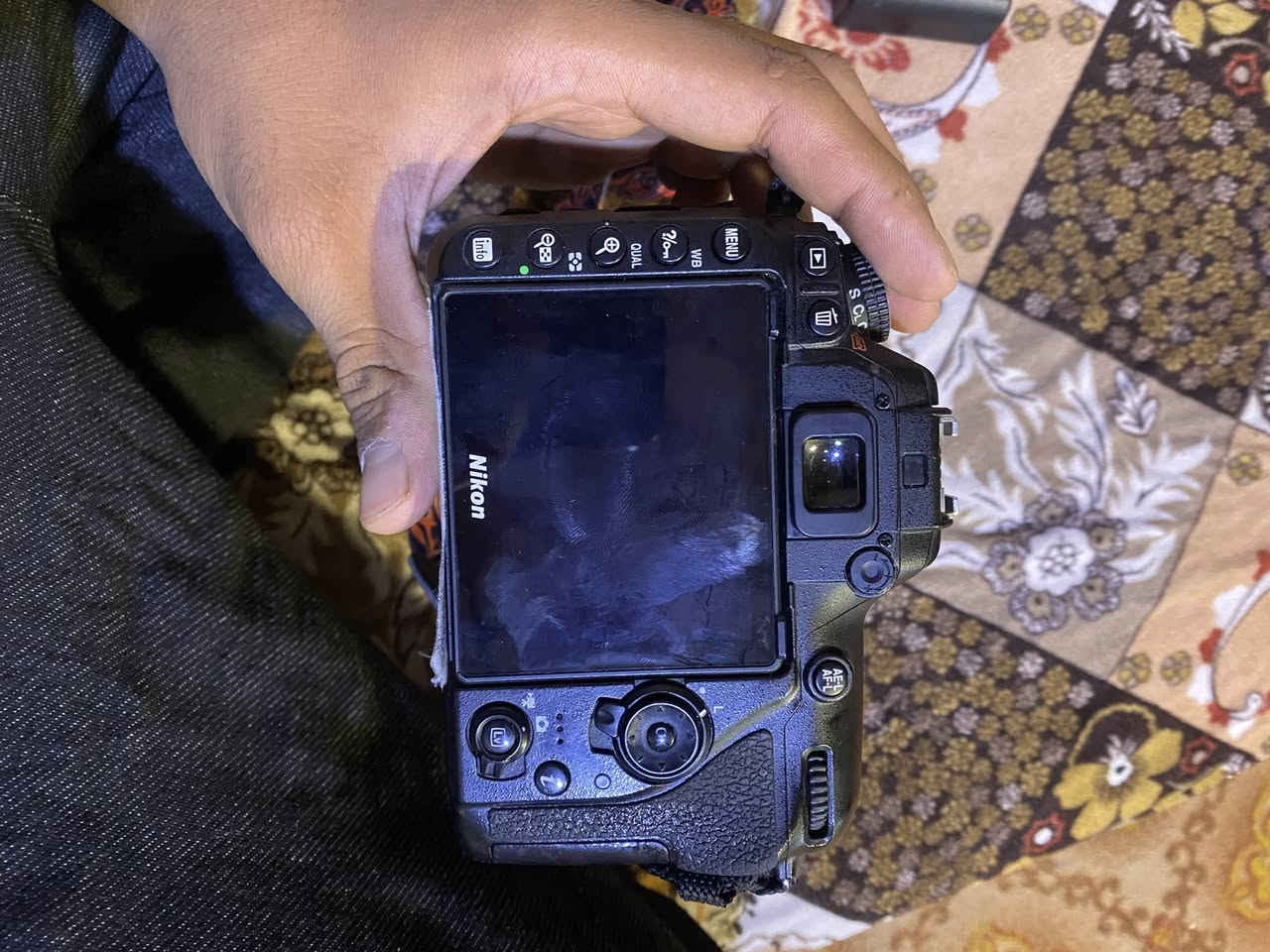 نيكون 7500D مع عدسه 70. 300 شتريته جديده ضالي شهرين و هسه اريد ابيع سعر مليون قفل مع جميع ملحقات رام و جنطه و شاحنه و بطاريه وتساب ***********
