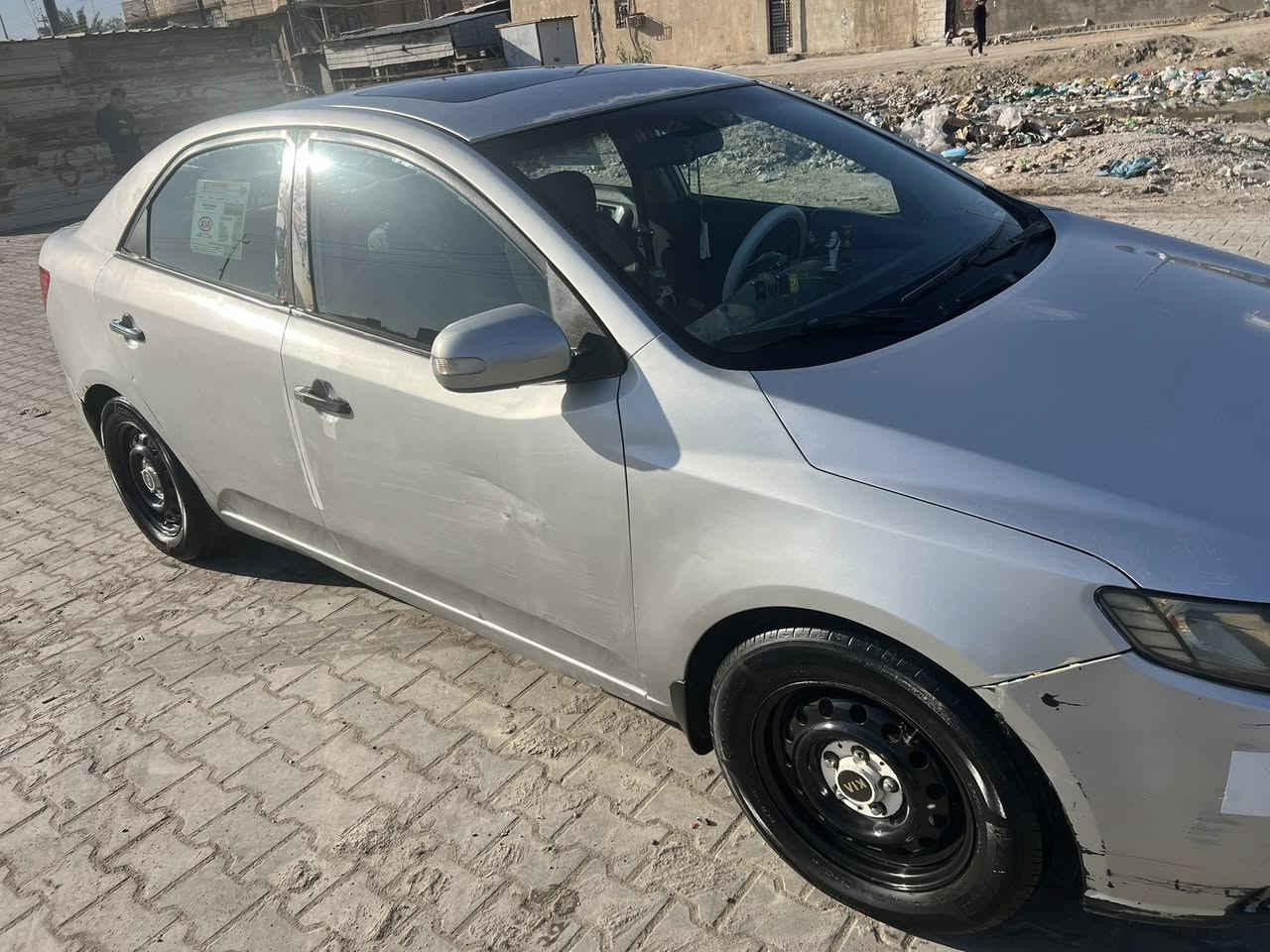 ًً
سيراتو موديل 2010 
السعر 85 و بيها مجال
رصاصي
فول مواصفات ما عدى البصمه
فتحه بالسقف
مكينه و كير و تخم تاير جديد
تبريد جديد
سياره يحتاجلها حداديه فقط
مصبوغه حزام بس لا قماره و لا بنيد و لا صندوق و بدون ضربه بس صبغ جماليه جراد 
البدي شوف العين 
عنواني البصره العشار الداكير 
رقم الهاتف ***********
