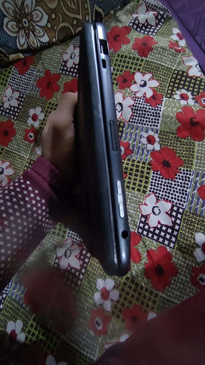 تابلت لمس منفصل يصير لابتوب أو ايباد
حجم الشاشه 11
معالج اتوم
ذاكره 64
نظام ويندوز 10 
يشغل برامج تواصل الاجتماعي والعاب الخفيفه يحتوي على كامرة أمامية وخلفية 
الملحقات شاحنة فقط 
سعر 85مكاني نجف حي النصر للتواصل متواجد خاص أو واتساب ***********
