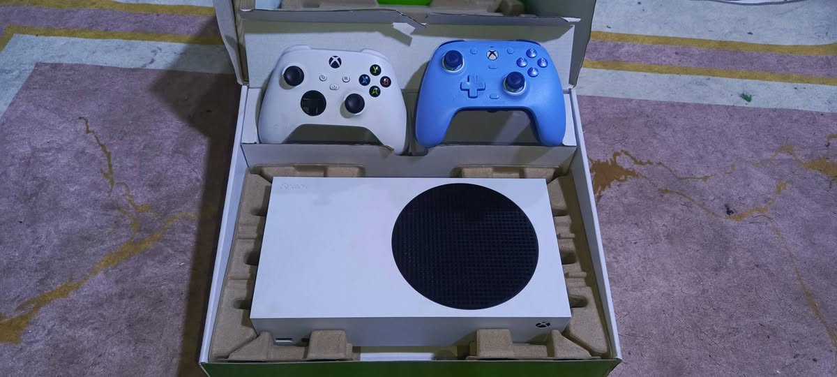 سيريس اس نضيف كلش ويا كل ملحقاتة الاصلية يدتين مابيهن اي وبطاريات  ثنين وقاعدة يدات وشاحن خلل كلش نضيفات وبي حساب العاب بي هذني الالعاب كلهن وحساب العاب مشترك كول اوف ديوتي  من مودرن وارفر وانت نازل وردد تو وراست وبعد العاب من دارك ستور شغال طبيعي سعر 380 الف و بي مجال  وعندي توصيل


**إذا كنت صاحب هذا الإعلان وتريد حذفه لأي سبب، رجاءا أرسل رسالة إلى الدعم الفني**