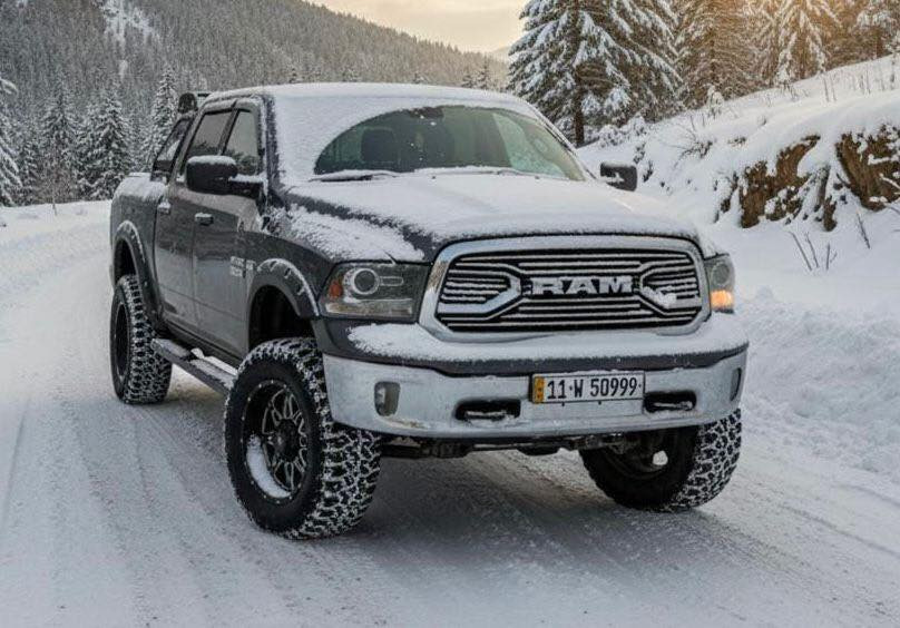 DODGE RAM 1500 SLT CLASSIC 2017 V8
النوع : دوج رام 🐏.
الفئة: كلاسك CLASSIC.
الموديل: 2017.
اللوحات: بغداد.
المواصفات الاساسية:
١- الباب الخلفي طويل وبدي قصير.
٢- محرك بسعة 5700 سي سي (V8) هيمي🏎💪🏻
٣- المسافة المقطوعة فقط (112كيلو ).
٤- شاشة كبيرة (تيسلا) نَفكَيشن (GPS) مع تحكم كامل في التبريد من خلال الشاشة والعديد من الميزات الاخرى.
٥- كاميرا خلفية دوارة.
٦- تحكم في مقود العجله و في نظام الكروز المخصص للسرعة.
٧- زر التحكم في نظام مانع الانزلاق(التراكشن) و السحب (TOW/HAUL).
٨- المقاعد جلد تحتوي على ايرباكات.
٩- قطعتين تبريد امامي وخلفي.
١٠- مخارج طاقة و USB.
________________________________
التعديل والاضافات: منظومة غاز 80 لتر اتفول ب 10 الاف اقتصادية الى درجة 
١-السيارة تحتوي على تعديل كامل بالنسبة لنظام التعليق الهوائي (مرفعة 11 انج ) وكما مبين في الصور
٢- ويل تزويد وتاير تزويد امريكي الصنع اصلي، تم اضافته في امريكا
٣- تايرات جبلية امريكية الصنع نوع (COOPER) كما مبين في الصور.
4-دبلات غاز تزويد من شركه رف كانتري سعر الزوج 1000$ 
5-طبلة اعلى تزويد سعر الزوج 12 ورقه 
________________________________ 
ملاحظات:
١-الحادث بسيط جداً طخة بسيطة في باب السكن فقط و(بدون اي ايرباك) (السيارة جديدة جدا ومميزة جدا عن مثيلاتها) . لكن صبغ جمالية بشرط بدون دواخل 4 قطع فقط رش والصور موجوده قبل الصبغ وبعد الصبغ والسياره ليبل واحد كلها 
٢- السعر ( 213 ) قابل للتفاوض 
٣- مكان السيارة المنصور
***********
***********
-
