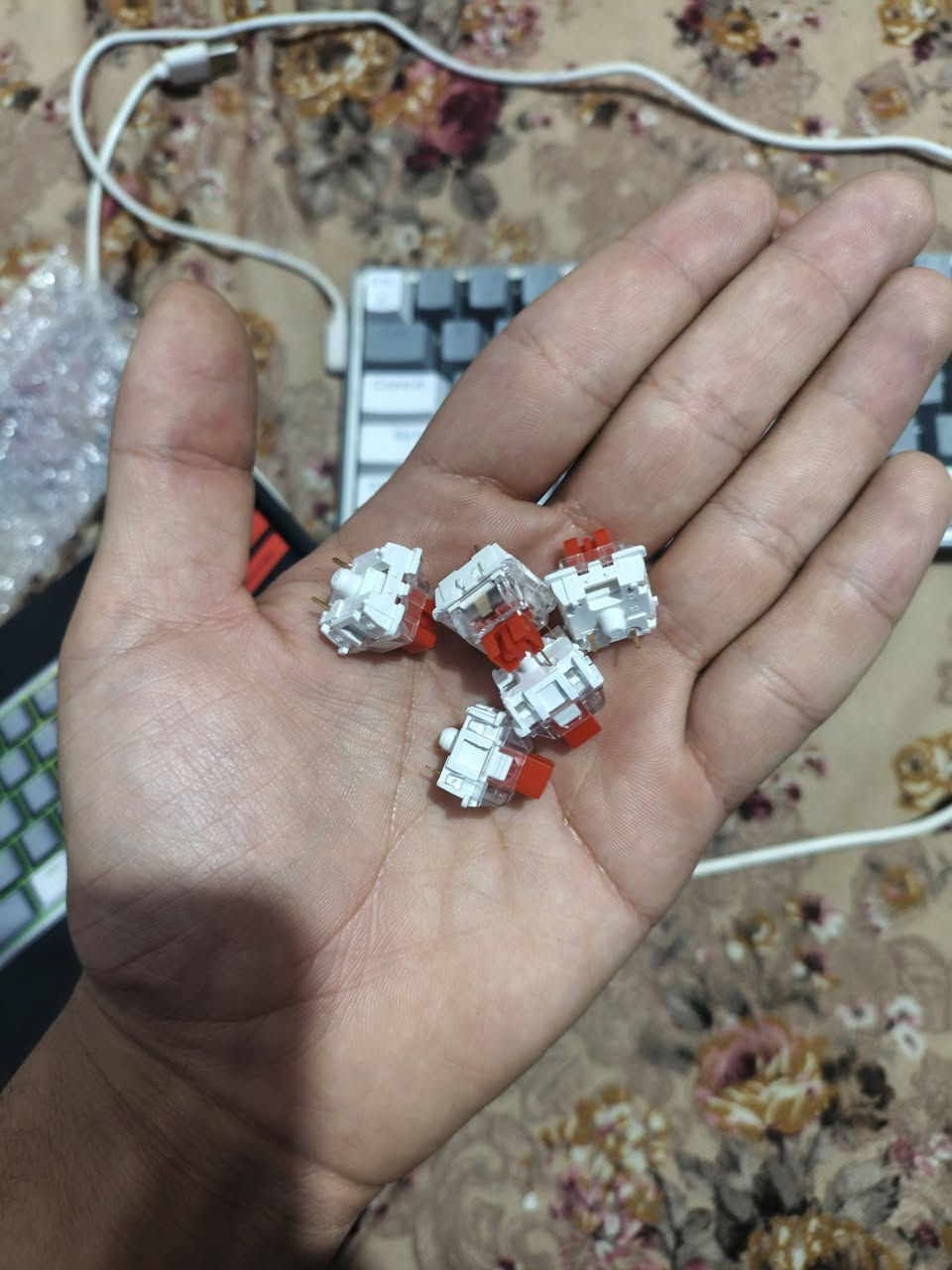 السلام عليكم شباب، للبيع كيبورد الجيمنج الميكانيكي الشهير Redragon Fizz K617، الكيبورد غني عن التعريف ويعتبر أفضل خيار اقتصادي وشكspace ومظهر للقيمرز.
السلام عليكم شباب، للبيع كيبورد الجيمنج الميكانيكي الشهير Redragon Fizz K617، الكيبورد غني عن التعريف ويعتبر أفضل خيار  و مظهر للقيمرز .

مواصفات الكيبورد:

✅ النوع: ميكانيكي بالكامل (Mechanical Keyboard).

✅ السويتشات: سويتشات حمراء (Red Switches) خطية وسريعة، ممتازة جداً للألعاب والكتابة وصوتها متوازن.

✅ الحجم: 60% (صغير وملموم)، يوفر مساحة كاملة ومريحة لحركة الماوس باللعب.

✅ الإضاءة: إضاءة RGB كاملة مدمجة مع عدة أنماط وتأثيرات رهيبة تكدر تغيرها بكيفك.

✅ الربط: سلك Type-C قابل للفصل، يسهل عليك ترتيب الميز والتنقل.

✅ التخصيص: الكيبورد يدعم الـ Hot-Swappable يعني تكدر تبدل السويتشات بكيفك مستقبلاً.

📦 الملحقات والملاحظات:

الكيبورد نظيف جداً وبحالة ممتازة وشغال 100% بدون أي مشاكل.

يجي مع الكرتونة الأصلية والملحقات مالتها.

💵 السعر: [30 شامل توصيل] .

رقم تواصل (***********)
