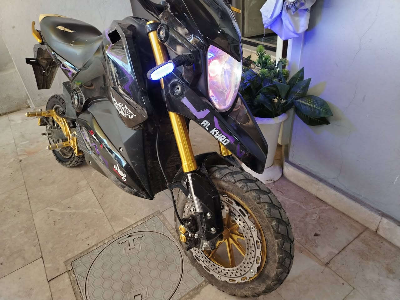 مع وصل الشراء صارلها تقريبأ 6 أشهر من مشتريها
بطاريه فول ملف نضيف فقط عيبها التاير الخلفي خالع +كتف نمره ثالثه سعرها 850 بيها مجال بسيط جدا
 او عندك مراوس  ب ايشي اعرضه الي 
 العنوان بغداد حي جهاد 
رقمي واتساب أو تصال ***********
