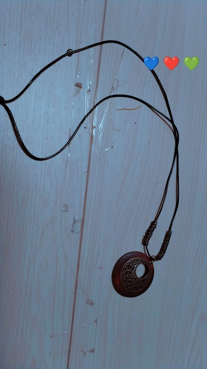 قلادة خشب عتيق بهذ الشكل سعرها ١٠ الف توصيل مجاني لكل العراق
#قلادة #اكسسوارات #انتيكة


**إذا كنت صاحب هذا الإعلان وتريد حذفه لأي سبب، رجاءا أرسل رسالة إلى الدعم الفني**