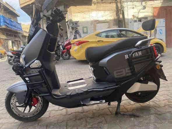 السلام عليكم 
دراجه ريان الساعقه للبيع 
موديل الدراجه 2026
الدراجه نظيفة بمعنى لكلمة
سرعه الدراجه 75حقيقي
الدراجه 3 نمر 
مثبت سرعه 
بيها نظام R 
وبيها نظامP 
شاشه ايباد 
سعر مليون و300 الف 
تجي ست بطاريات كبار 
مكاني بغداد 
للاستفسار ***********
