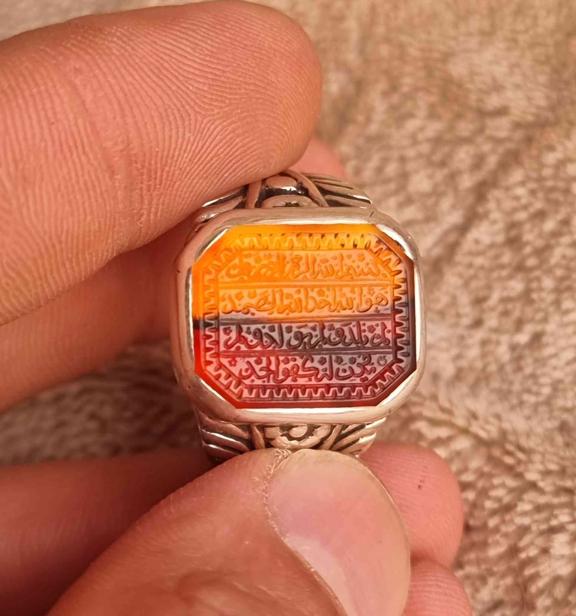 لوحه فنيه عقيق يماني زعفران مخطوط خط يدوي المبدع الأستاذ السيد علي ابو غربان 🔥سورة الإخلاص المباركه كامله 
بصياغه يدويه ثقيله للبيع مكاني بغداد يوجد توصيل إلى جميع المحافظات للبيع فقط فقط أحبتي الغوالي ما اراوس بس ابيع 
***********
