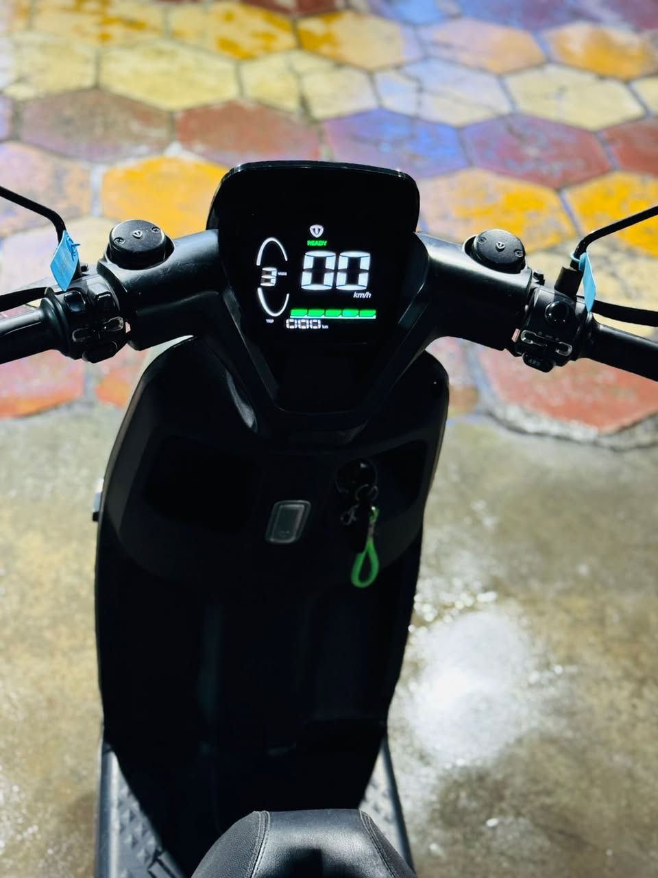 السلام عليكم دراجه للبيع جديده نضيفه صالي شهر من اخذته  مستخدمه قليل شغل وطلع 6بطاريات  
مكاني بغداد البلديات للستفسار 
***********واتساب
هاتف ***********
