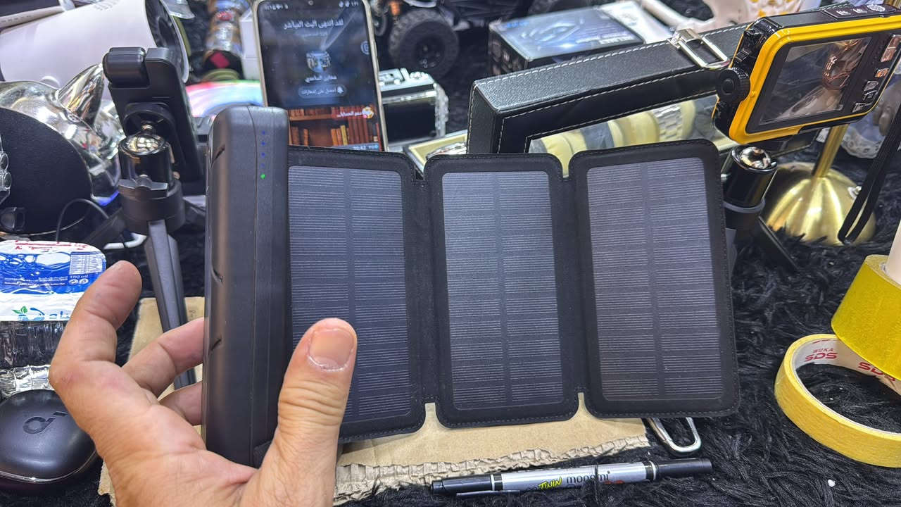 شاحن شمسي محمول (Solar Power Bank).
يحتوي على ألواح شمسية مدمجة لتحويل ضوء الشمس إلى طاقة كهربائية لتخزينها وشحن الأجهزة الإلكترونية. 
يمكن شحنه أيضاً عبر القابس الكهربائي التقليدي، وهو أسرع بكثير من الشحن الشمسي. 
يعتبر خياراً مناسباً للطوارئ أو أثناء السفر والمناطق التي تفتقر للكهرباء. 
قدرة  20,000 مللي أمبير،
اعلى سعر ابيع توجد خدمة توصيل


**إذا كنت صاحب هذا الإعلان وتريد حذفه لأي سبب، رجاءا أرسل رسالة إلى الدعم الفني**