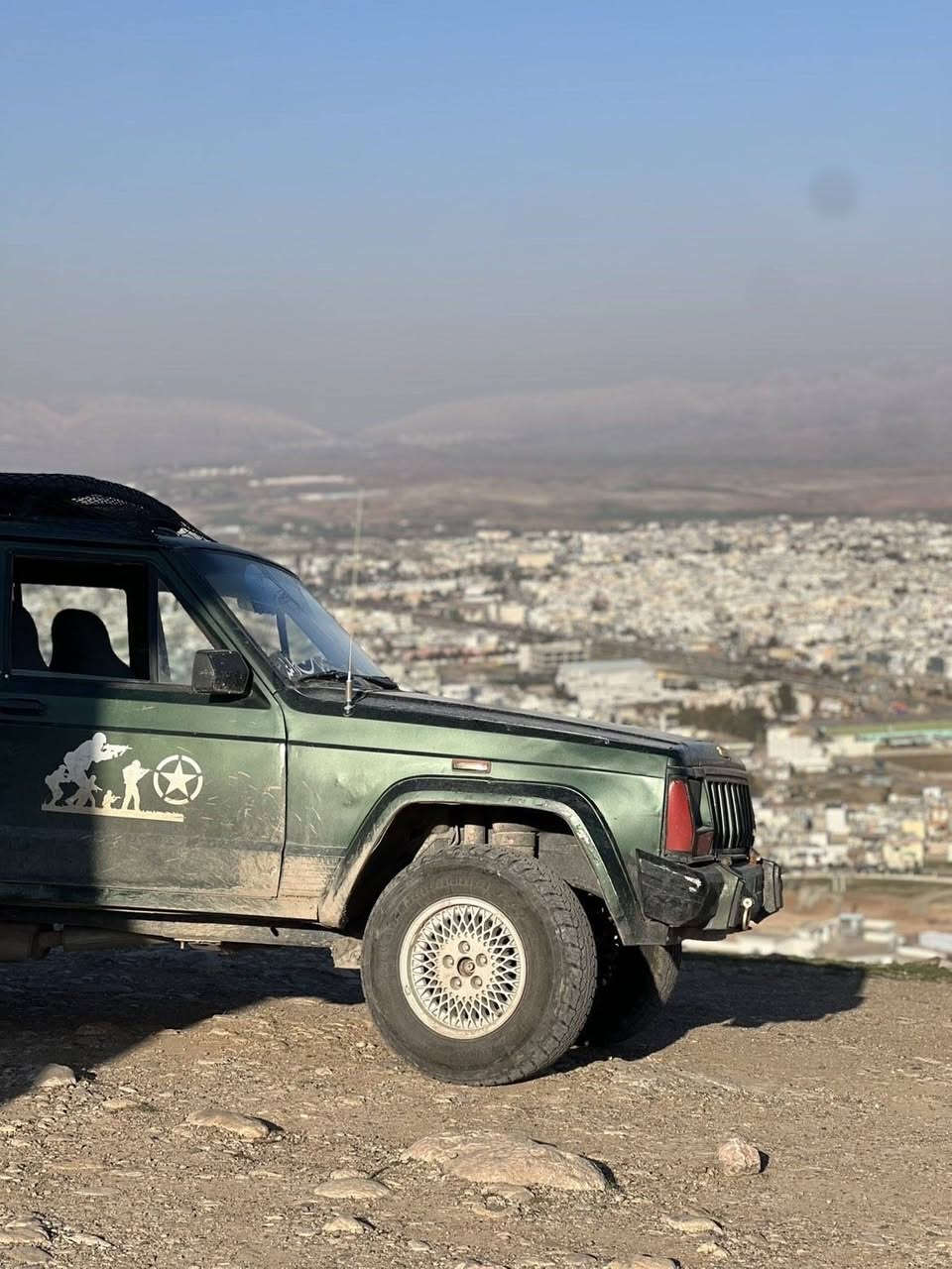 جێب شقارتە
موديا/1991
شەش بستۆن و ئۆتۆماتیک
سەنەوی جنووب بەشەرتی ئەوەلیات و حاسیبە ماڵی مەدەنی 
گێڕ و مەکینەی بەشەرت مەزبووتە
سیستەمی غازی بۆ بەستراوە  واتە غاز و بەنزینە
تەبرید ئیش ئەکات
ناو دەرو هەیکەلی زۆر جوانو پاک ماوەتەوە
ماشالله سەیارەکە زۆر جوانو پاکوو بێکێشەیە
جوانکاری تایبەتی بۆ کراوە
نرخ/27گڵاو مەجالی تیایە
ناونیشان چەمچەماڵ/***********
*********** السليمانية, العراق
