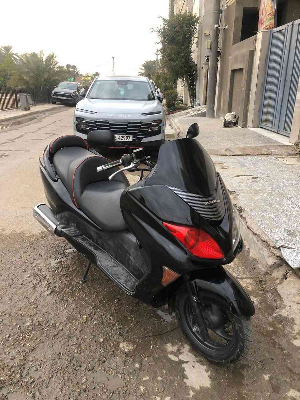 سلام عليكم فورزة 08 عمية بلاد نضيفة وعلية ادامة كلجات وفيت بم كهربائيات كلهم شغالة اديرلها كلة محسن والدهن موتل مداريها للدراجة الله شاهد الدراجة نضيفة بلادية  سعرها 900وبيها مجال
رقمي ***********
