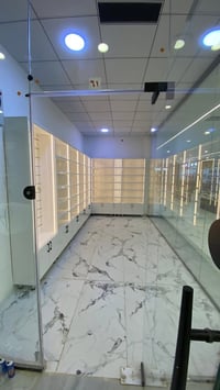 رفوف عرض • MDF مقاوم • إضاءة LED