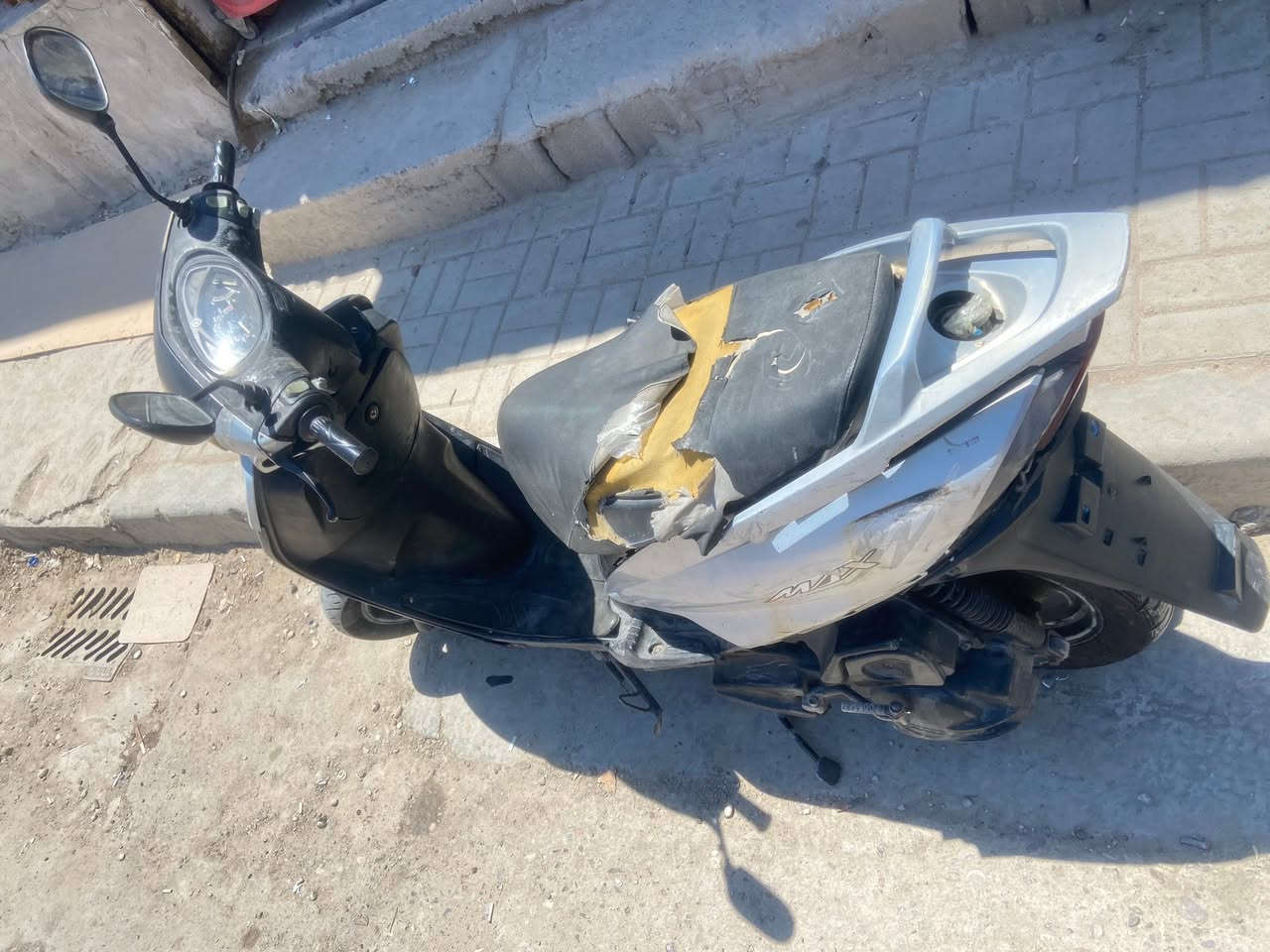 سلام عليكم دراجة ماكس 140 نكره سلف وهندر 
ما بيها لا نضوح ولا تبخير
نقصها فقط دوشمة كشن وتريشه جهه اليسار
الباقي كله شغال كيج السرعه والبانزين والكهربائيات 
عارضها ب300 وبيها مجال حك الجيه 
السكن :مدينة الصدر//بغداد
للتواصل *********** فقط واتسااب
