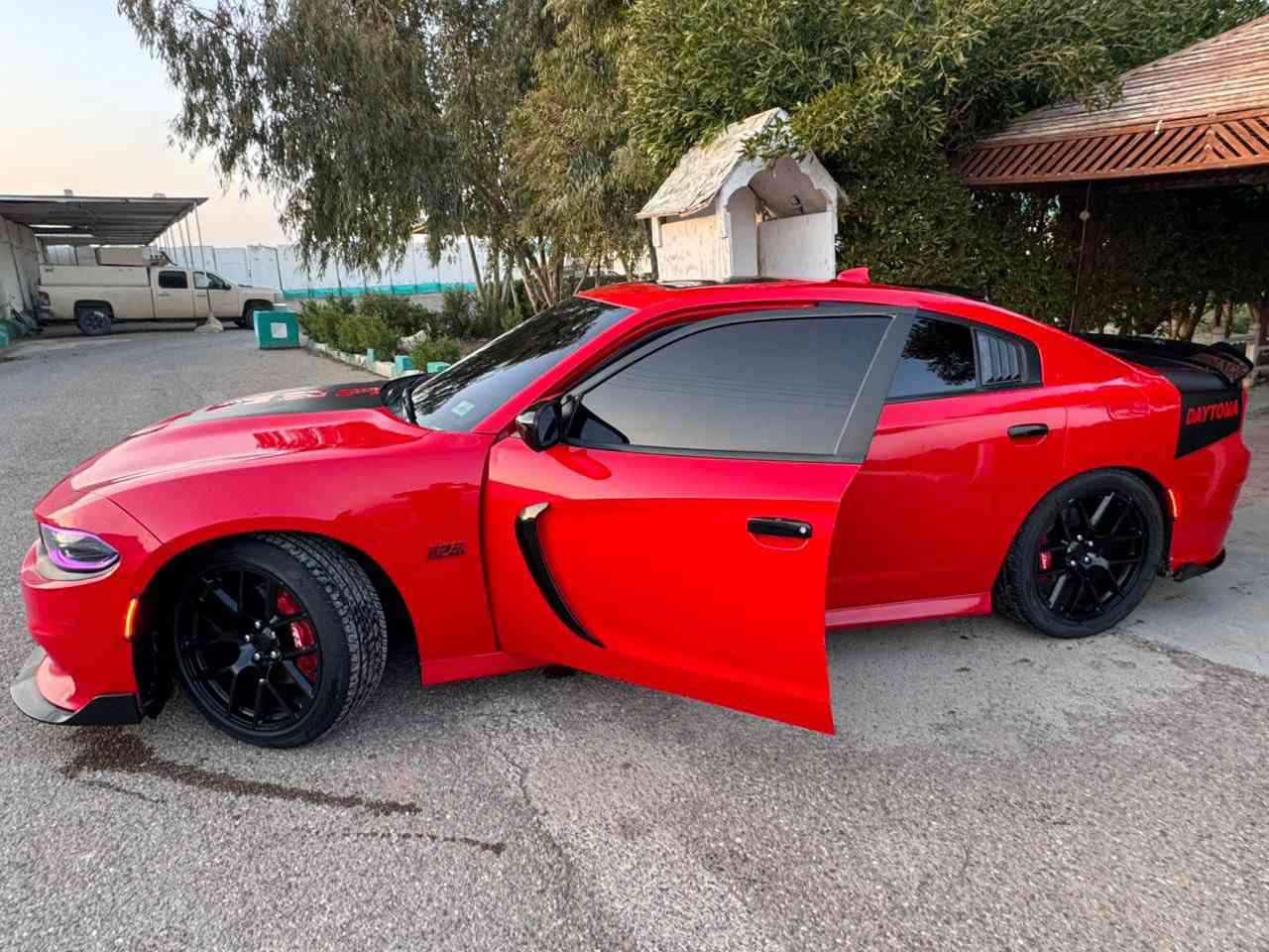 السلام عليكم
تشارجر موديل 2015 ار تي ماكس 
سيارة حلوة ونضيفة احلة من صور 
حادثهة موجود بلمنشور 
مواصفاتهة معروفة فول 
السعر 175 وبيهة مجال بسيط 
العنوان الشعب
للأستفسار ***********
