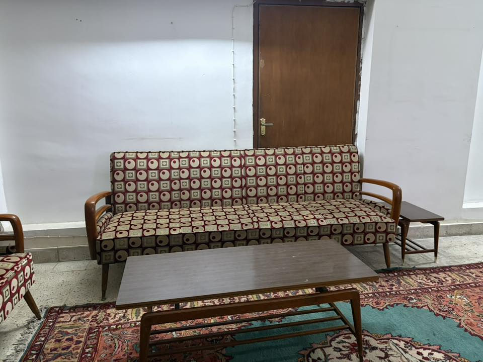 غرفة خطار للبيع نظيفة جداً
تخم قنفات
طبلات عدد ٢
ميز طعام مع كراسي 
بوفيه 
علاقة ملابس خشب 
للاستفسار ***********
