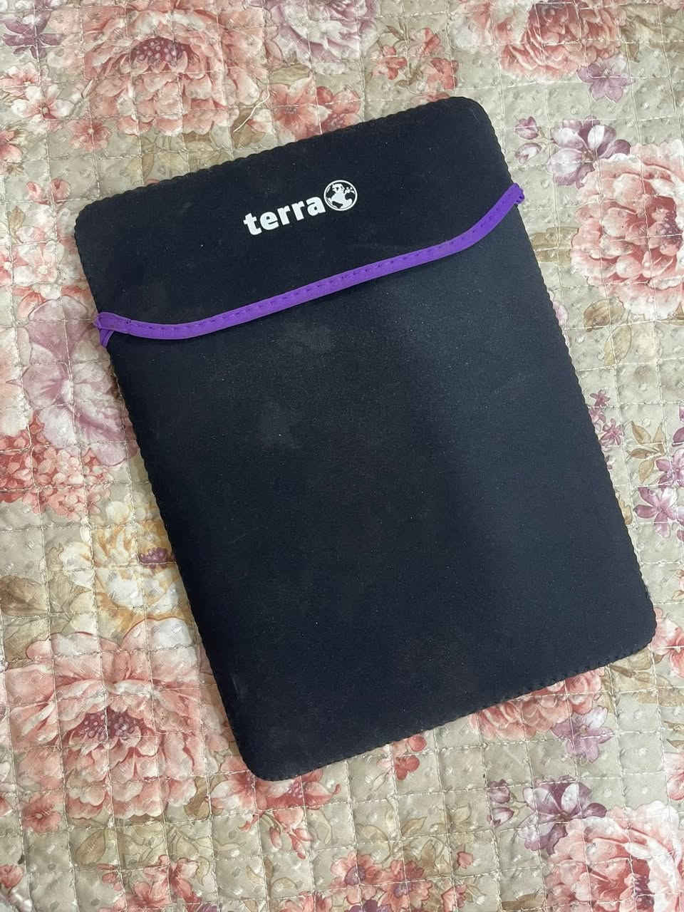 💻 لابتوب TERRA MOBILE مميز ونظيف جداً – للدراسة والأعمال اليومية ✨
وشاشه لمس 

​🔍 المواصفات الذكية للجهاز:

​المعالج (Processor): Intel®️ Core™️ m3-8100Y (جيل ثامن، موفر جداً للطاقة ويمنحك أداء مستقر وسلس بدون حرارة).

​الذاكرة العشوائية (RAM): 8 GB (سعة ممتازة تضمن لك فتح برامج متعددة وتصفح عشرات التبويبات بنفس الوقت بدون أي تعليق).

​التخزين (Storage): 512 GB SSD M.2 (هارد فائق السرعة، الحاسبة تفتح بثواني وتطبيقاتك تشتغل بلمحة عين، مو مثل الهاردات القديمة البطيئة).

​كارت الشاشة (Graphics): Intel®️ UHD Graphics 615 (ممتاز لمشاهدة الأفلام بدقة عالية، برامج الأوفيس، والألعاب الخفيفة).

​💡 بيش يفيدك هذا الجهاز؟

​لطلاب الجامعات: مثالي جداً لكتابة البحوث، المحاضرات الإلكترونية، والتقارير.

​لأصحاب المشاريع والمتاجر: سريع جداً في إدارة الصفحات، الرد على الزبائن، والتنقل بين الحسابات.

​البطارية والتنقل: معالج الجهاز مصمم ليحافظ على عمر البطارية لأطول فترة ممكنة أثناء التنقل.

​النظافة: الجهاز بحالة ممتازة ونظيف جداً وجاهز للاستخدام مباشرةً.
السعر 300الف وبي مجال


**إذا كنت صاحب هذا الإعلان وتريد حذفه لأي سبب، رجاءا أرسل رسالة إلى الدعم الفني**
