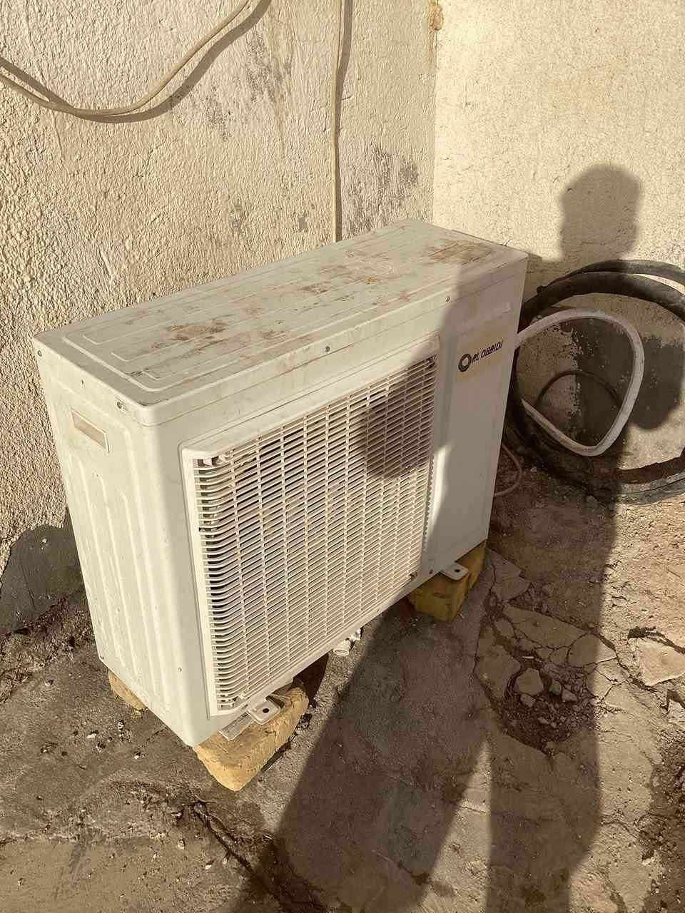 سلام عليكم سبلت 2 طن شرط التبريد والنظافه سعره 500 وبي مجال مكاني حي الجوادين رقم ***********

