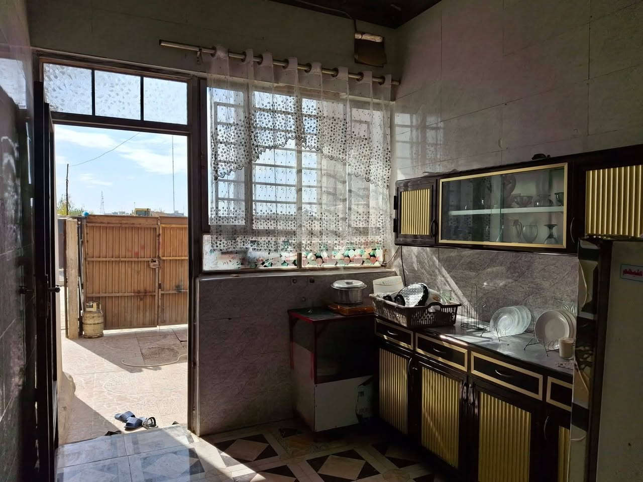 دار سكني كارت مشمول بل تمليك مساحه ١٠٠متر مربع واجها ١٠وعمق ١٠ يحتوي على غرفتين نوم واستقبال ومطبخ وصحيات وبيتونه كبيره كراج مقابل حديقة خدمات ماء كهرباء تبليط السعر 60وبي مجال العنوان حي السماح الثانيه قرب مدرسة الإمام الزهري البيت ركن على شارعين
***********
***********
