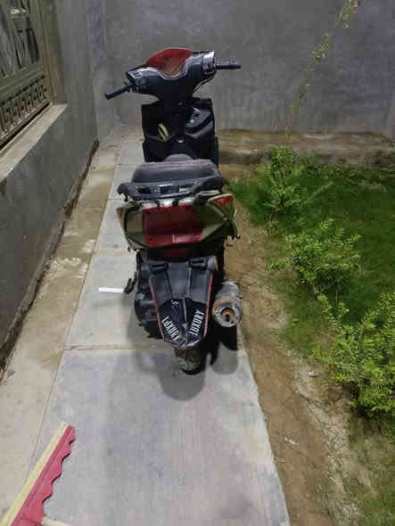 السلام عليكم دراجه كوم حديد اكرر كوم حديد الدراجه وياله ودبلات خلفيه وأماميه تزويد تايرات نضاف كفرات بس الكفر الوره مكسور كهربائيات بس تربطهن كله شغال السعر 100 وبيهه مجال قليل *********** المكان القاسم منطقه الحياوين
