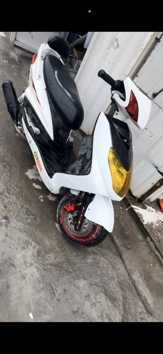 سلام عليكم سكنز فحل للبيع كابريتر دراجه ممفتوحه تخبل مكينتها دراجه حلوا كاملا مكملا نقصها بس ذيل وقبق بانزين مكسور بكاني الامين اثانيه رقمي*********** سعرها ٧٠٠ وبيها مجال قليل
