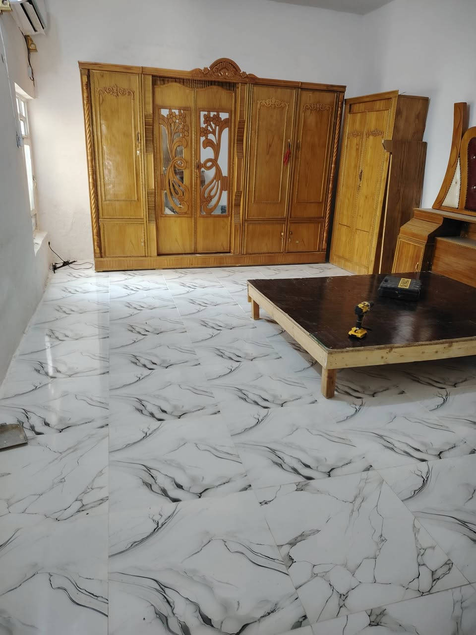 بيت للبيع
يحتوي على 3 غرف نوم 2 بل الطابق الأول واحده في الطابق الثاني
ومطبخ وصاله واستقبال وصحيات خارجيه المساحه١٧٠ متر العنوان بل سواجي قرب موالدة مدلول الرقم للاستفسار ***********
