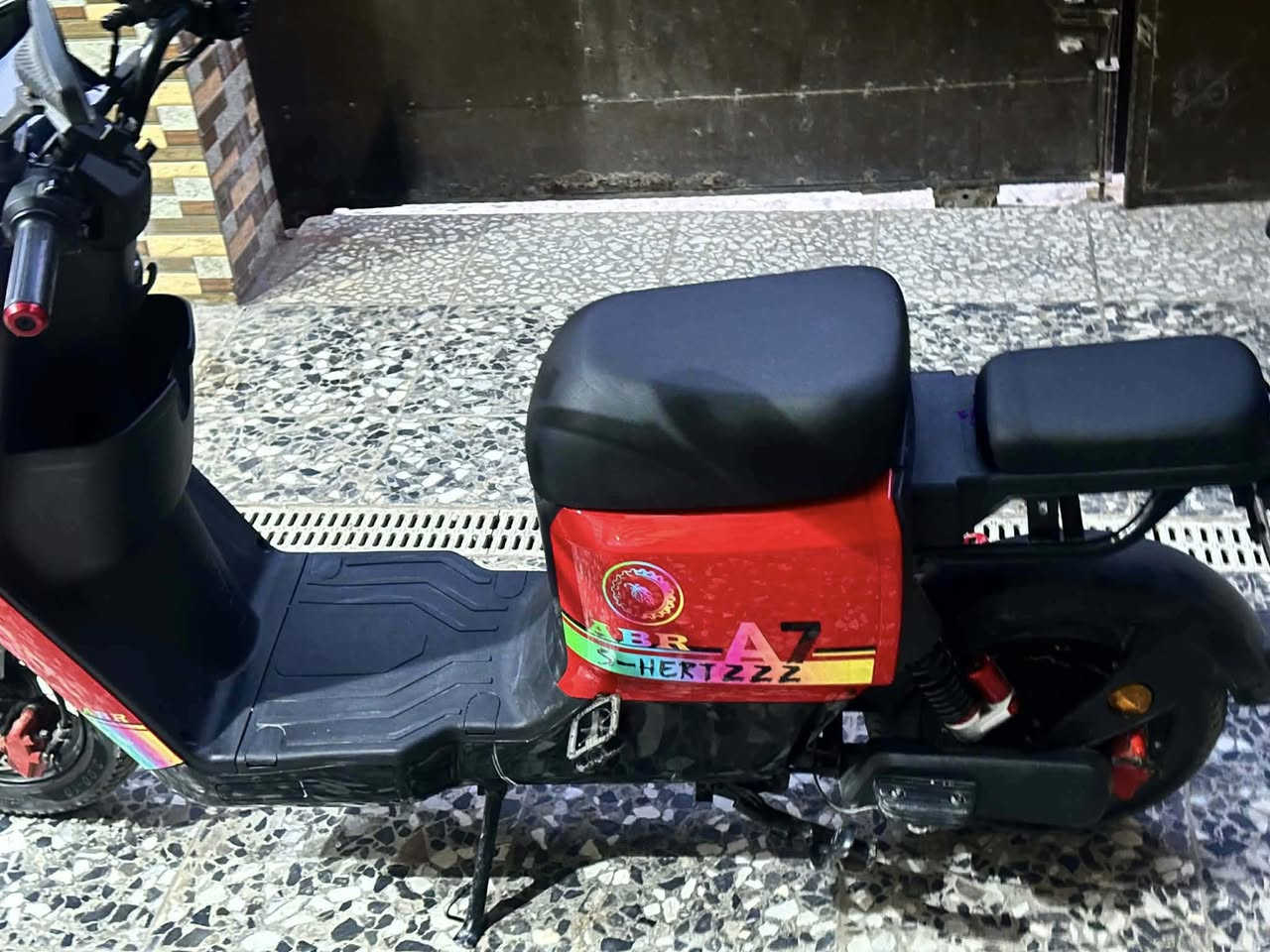 المواصفات
السلام عليكم
دراجه شحن R7
بطاريات عدد( ٥) 
ملف كبير
تشغيل عن بعد وكارت وسويچ
السرعه اقل ١٠٠
تمشيك ٣٥ كم
وهواي مواصفات
استخدام اقل شهرين
السعر ٤٠٠ وبيهه مجال الهاتف ***********
