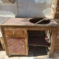 ميز خشب إستعمال  قليل  ونظيف الطول 126سم العرض71سم الارتفاع98سم يصلح ل...