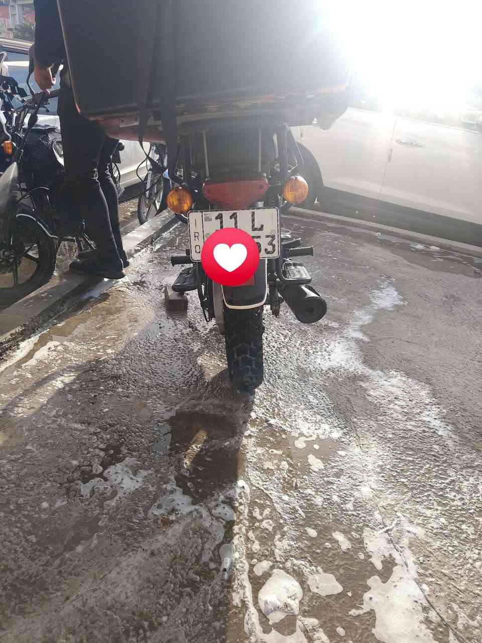 سلام عليكم دراجه بوكسر موديل 23مرقمه رقم بغداد كلشي مابيه بعده اخت زيرو فقط استاند مابيه وكلشي شغال بيه تجي وشوف بعينك النضافه وصوت المكينه ناعم وهذا رقمي *********** مكاني المنصور 14 رمضان رايده ب2700
