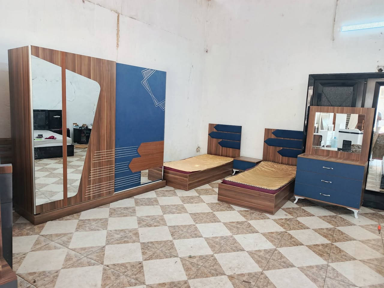 غرفه نوم شبابي 5 قطع سعره 375 ويا توصيل 
***********
معرض أصلان للاثاث 
عنوان كركوك شارع صلاح الدين خان تمر
