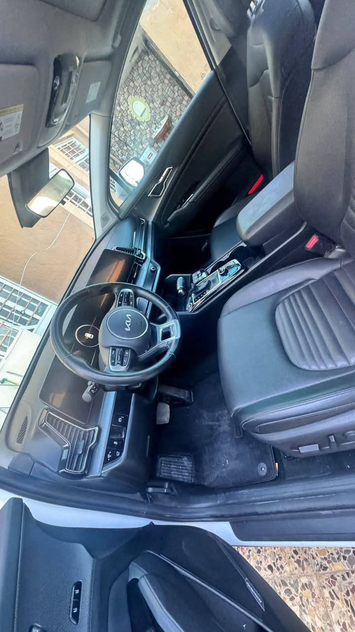 السلام عليكم للبيع فقط رقم بغداد سبورتج برستيج فول مواصفات اعلى فئة ميحتاج اذكرها معروفه وارد أمريكي موديل 2023 محرك 2500 ماشية 23الف ارباك ستيرن حادث  الجاملغ وربع الباب من جوه ودوسه جاهزة مابيها اي نقص  للإستفسار*********** مكاني بغداد الغزالية
