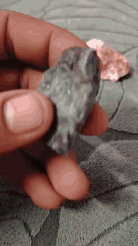 سلام وعليكم طلعن عندي هاي الحجار. اعلا سعر ابيع07886556668