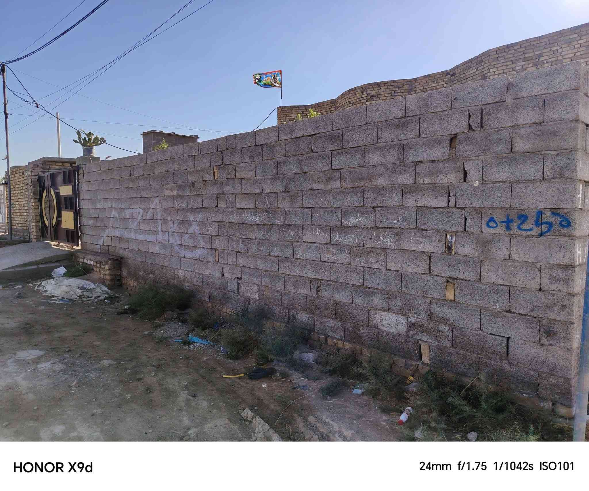 سلام عليكم بيت يحتوي على غرفتين 6×4 مع صاله 12×4 مع مطبخ4×5 مع حمام داخلي مع استقبال 7×4 مع قطعه ارض المساحه الكليه 1000متر البيت مساحه 375 ولارض625متر للاستفسار العنوان بغداد الباويه قريه عبد العوده قرب محطه الامل 
***********
***********
